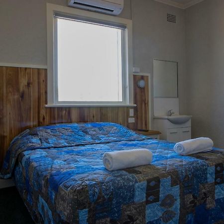 Criterion Hotel Gundagai Bagian luar foto