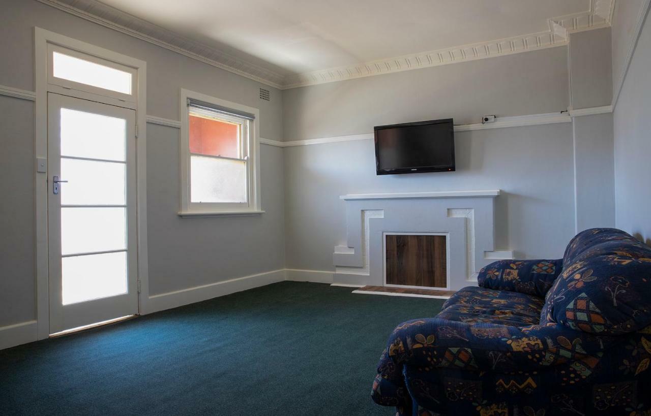 Criterion Hotel Gundagai Bagian luar foto